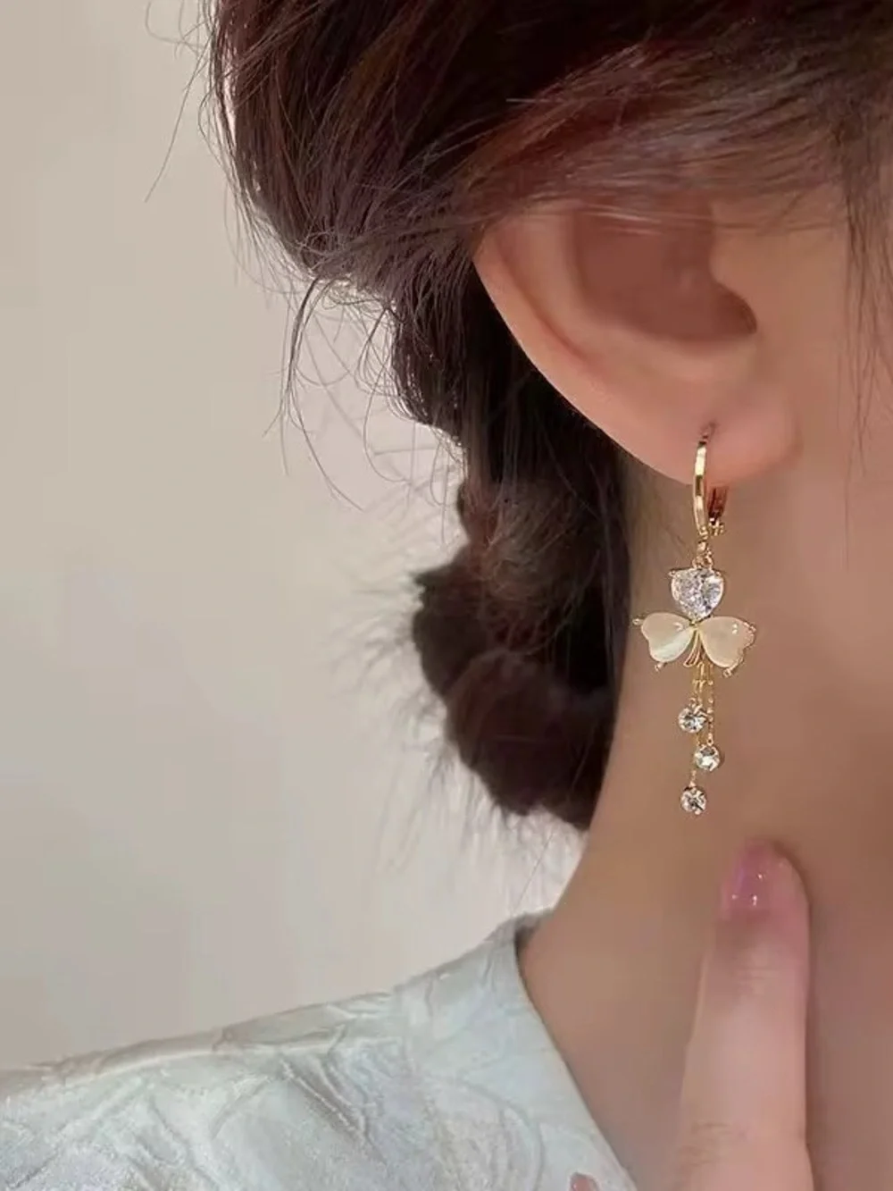 ***Exquisite Gold-Tone Heart & Petal Dangle Earrings - Cream and Clear